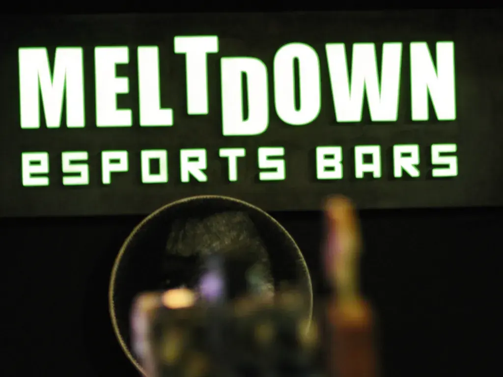 Enseigne lumineuse du Meltdown, bar e-sport à Chambéry