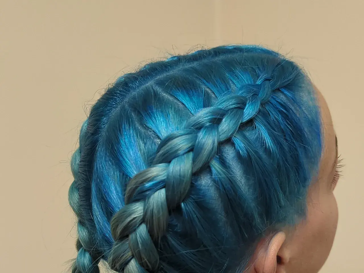 Tresses bleues réalisées par Un brin de Cosette, coiffeuse à Viviers-du-Lac